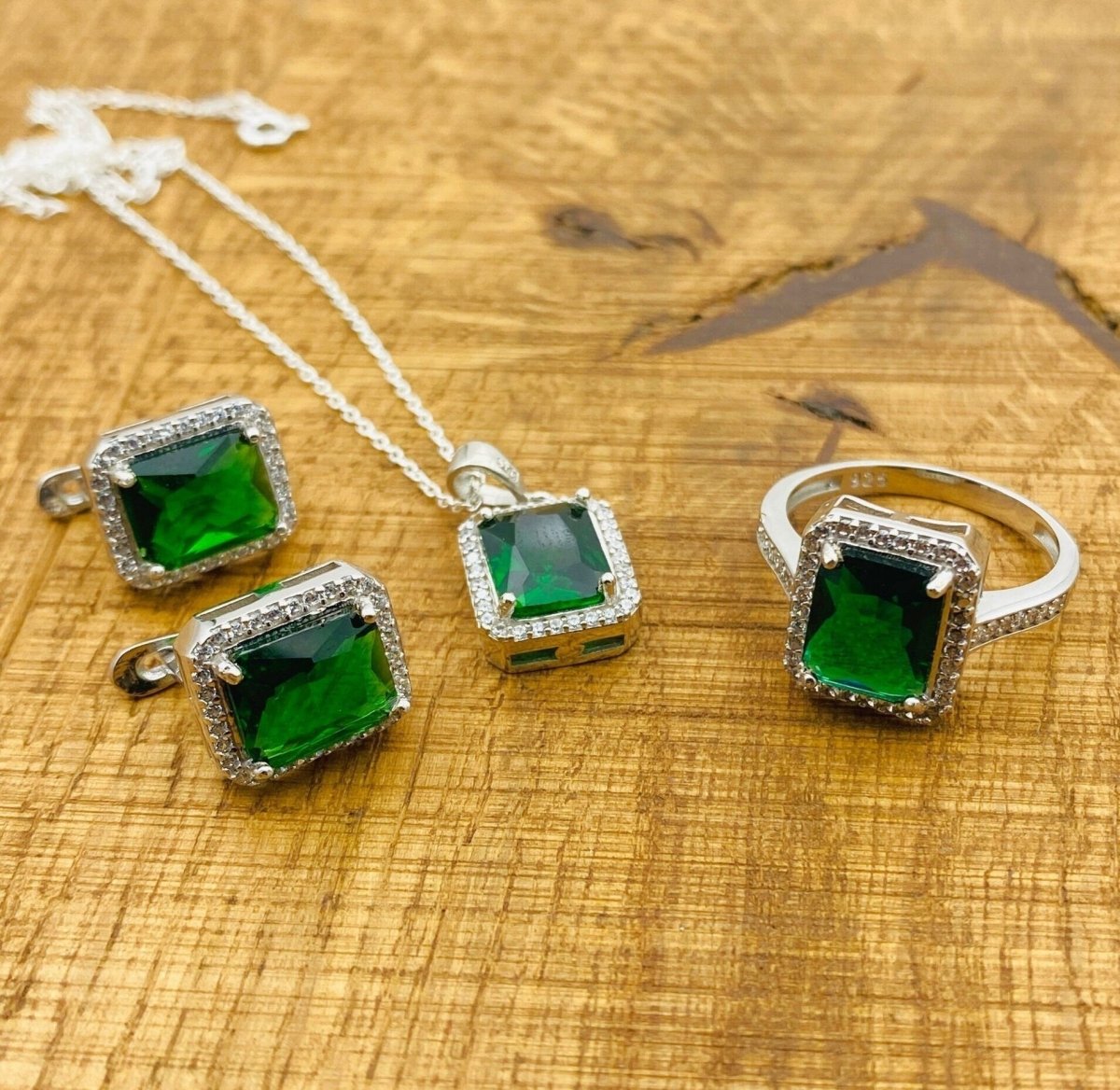 Women's Emerald Stone Jewelry Set - TryAladdin